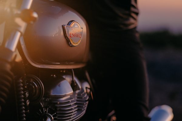 Fotógrafo de moda Portugal motas Royal Enfield Porto Scrambler caferacer